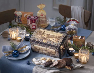  Historical Nuremberg Chest with fine pastry specialities