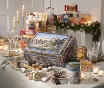 Festive Chest with our finest pastry specialities // Lebkuchen-Schmidt GmbH