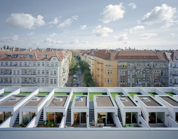 Rooftop terraces of the townhouses © Simon Menges, Berlin // zanderroth gmbh