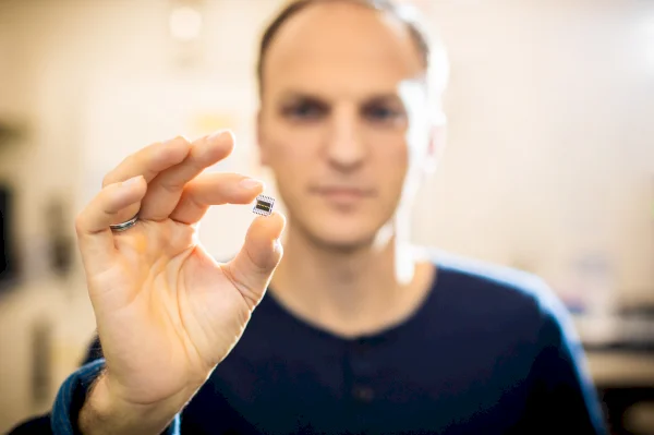 Dr. Ronny Timmreck holding the miniaturized chip