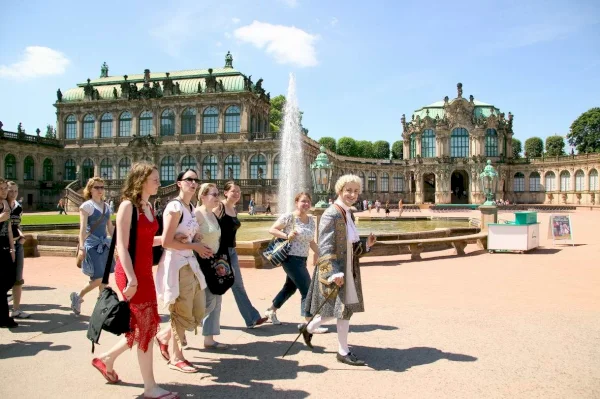 Guided tour at Zwinger Palace Dresden - photo: BAROKKOKKO Die Erlebnisagentur
