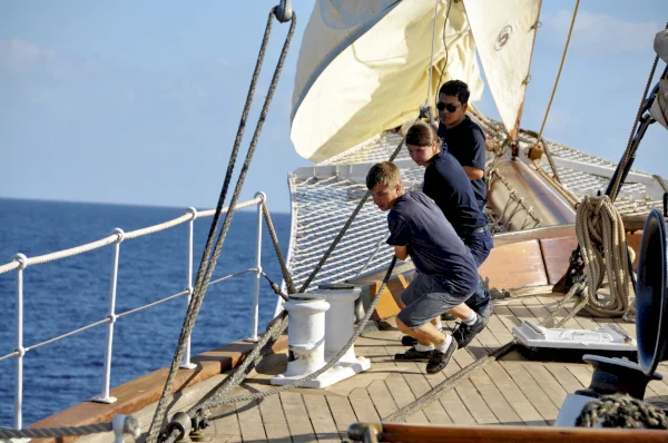 On all three yachts, the sails are still traditionally
hoisted by hand. // SEA CLOUD CRUISES GmbH