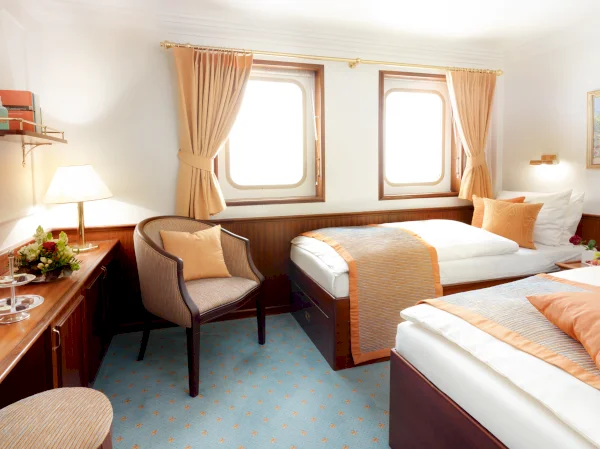 32 outside cabins (of these 10 de luxe suites). // SEA CLOUD CRUISES GmbH