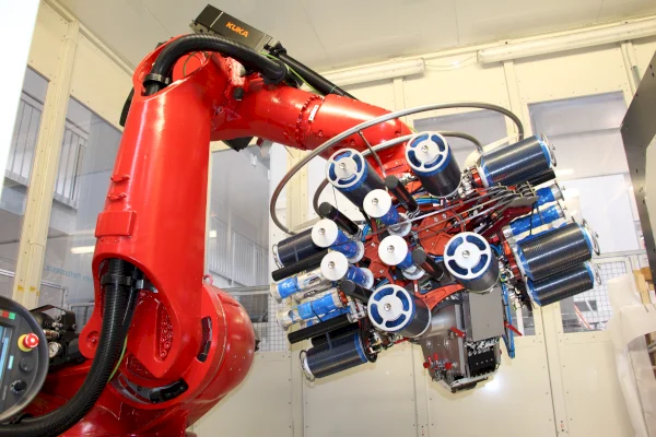 The STAXX flex can be used with standard robots of the 500kg class. // BROETJE-AUTOMATION GmbH