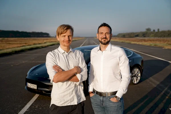 COMPREDICT의 두 창립자 Rafael Fietzek과 Stéphane Foulard가 테스트 트랙에서 데모 차량을 들고 있습니다.