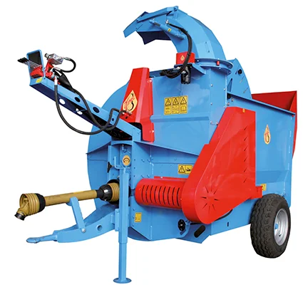 The RSM Turbo is designed for shredding round and square bales; up to 1.80m in diameter.