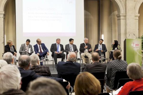 حلقة نقاش خلال حفل افتتاح مُؤتمر الأكاديمية السنوي في برلين في سنة 2014