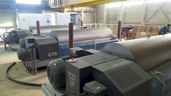 Flottweg decanter centrifuges are installed in parallel to dewater large volumes.