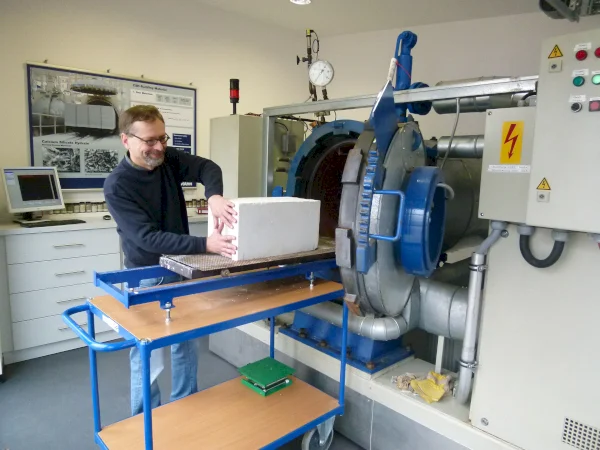 Production of sample products from your raw materials at the Wehrhahn Laboratory