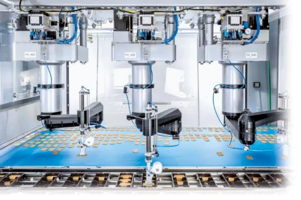 The pick and place robots are placing products fast and gently into trays. // Gerhard Schubert GmbH