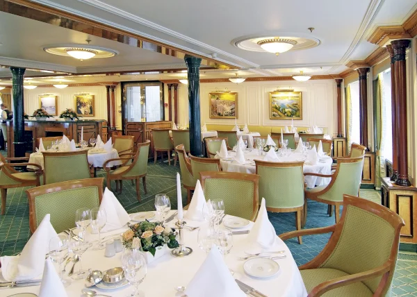 Stylish to the very last detail, every area on board invites you to linger. // SEA CLOUD CRUISES GmbH